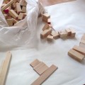 積み木やクラフト用端材の箱詰め